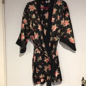 Honors Satin robe with Rose detail and chiffon trim Sz small